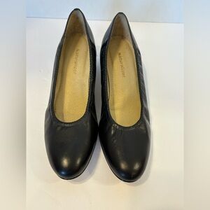 Naturalizer black leather low heel pumps shoes size 8